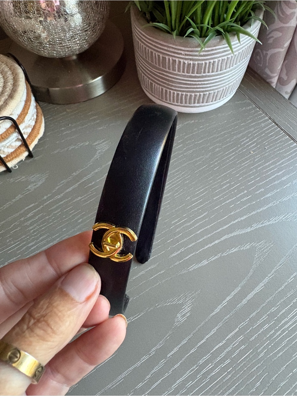 FASHION Black with gold turnlock headband - Picture 3 of 7